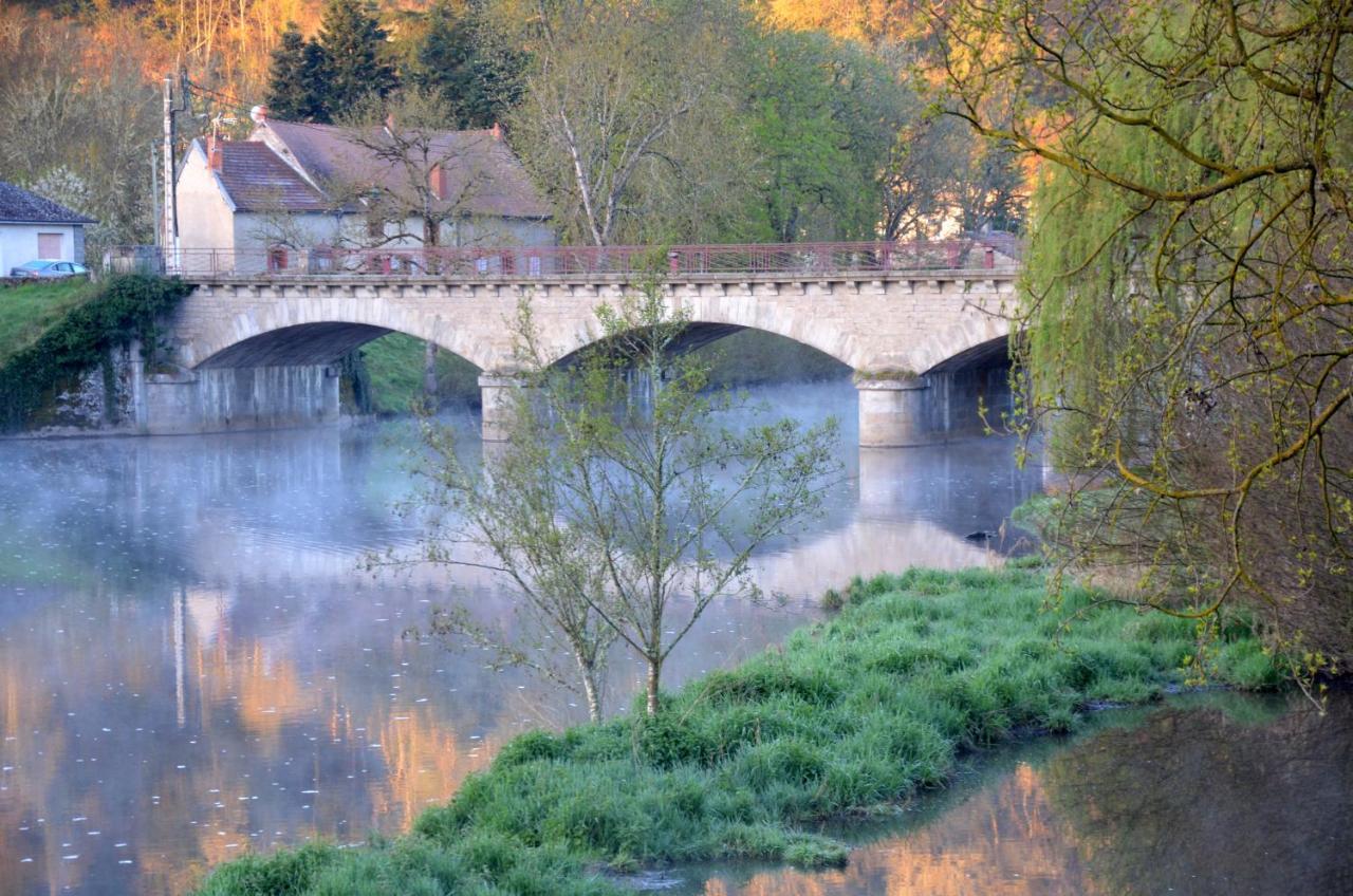 Au Bord De L'Eau Appartement 50 M2 Chambon-sur-Voueize Esterno foto