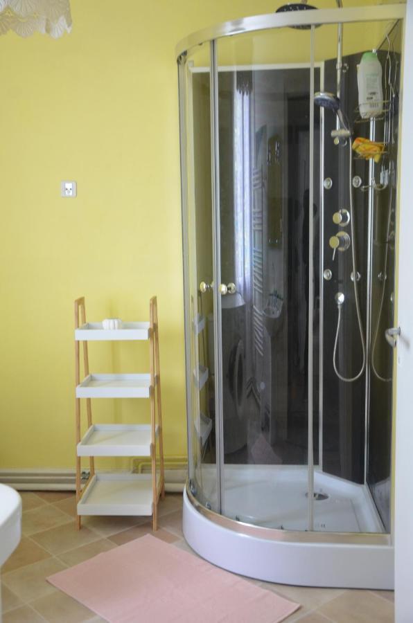 Au Bord De L'Eau Appartement 50 M2 Chambon-sur-Voueize Esterno foto