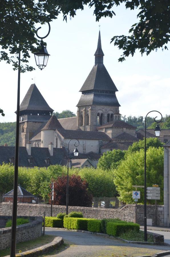 Au Bord De L'Eau Appartement 50 M2 Chambon-sur-Voueize Esterno foto